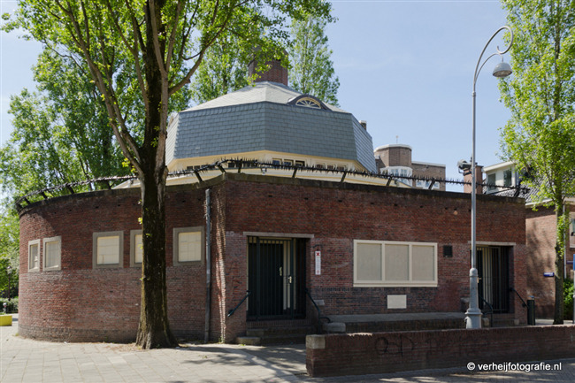 Het voormalige badhuis aan het Smaragdplein/Diamantstraat.
              <br/>
              Annemarieke Verheij, 2015-05-24